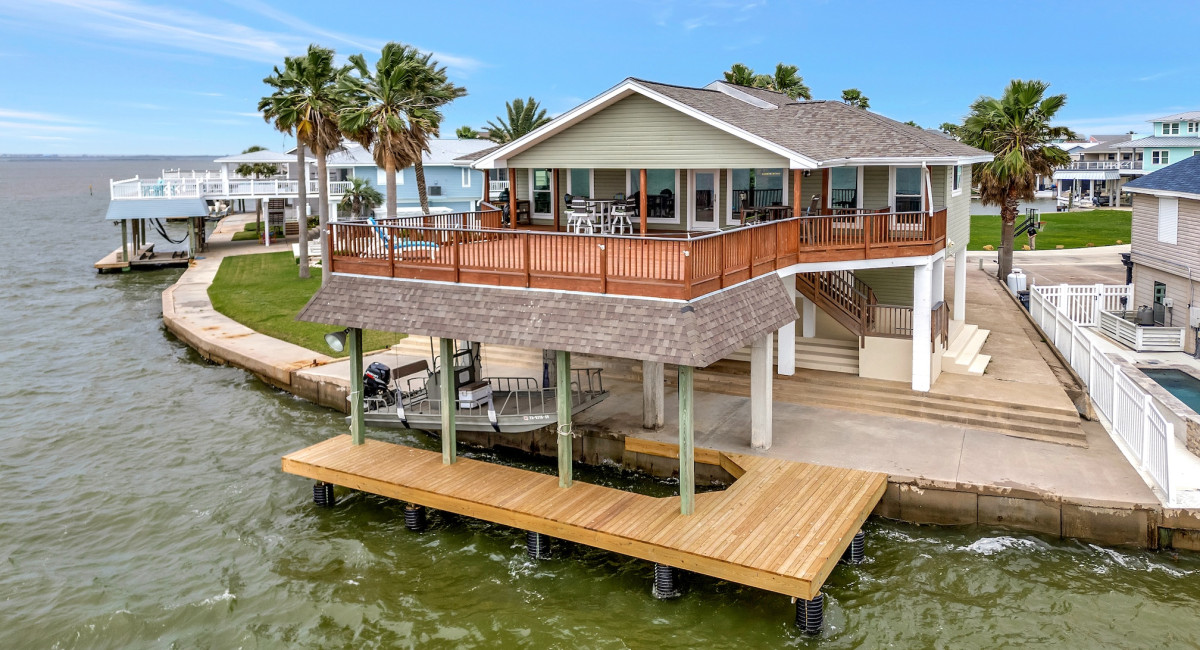 126 Tamana Drive, Tiki Island, TX 77554 Image #1
