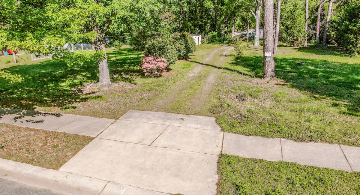 524 Dawn Cir, Charlotte, NC 28213 Image #1